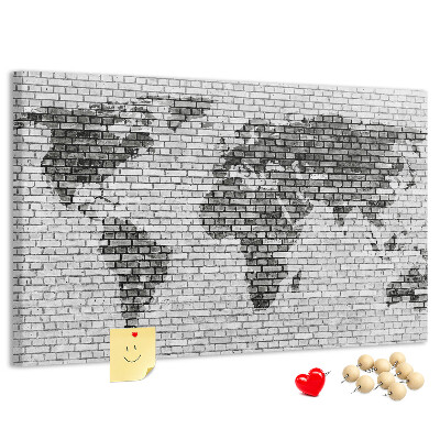 Pizarra de corcho mapamundi sobre fondo de pared de ladrillos