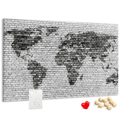 Pizarra de corcho mapamundi sobre fondo de pared de ladrillos