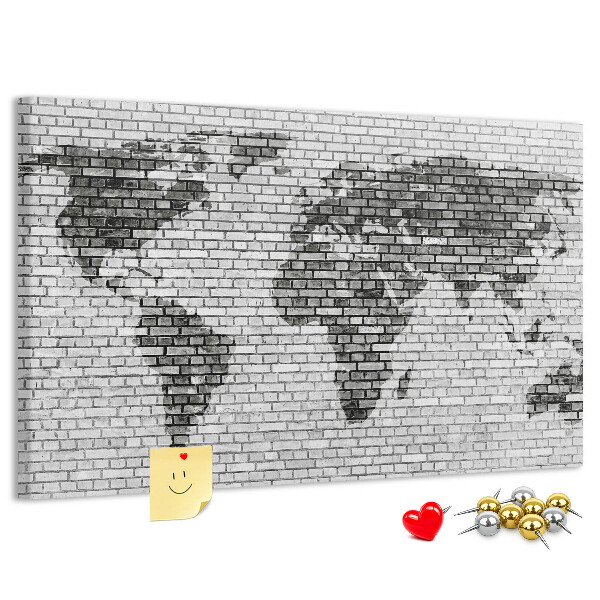 Pizarra de corcho mapamundi sobre fondo de pared de ladrillos