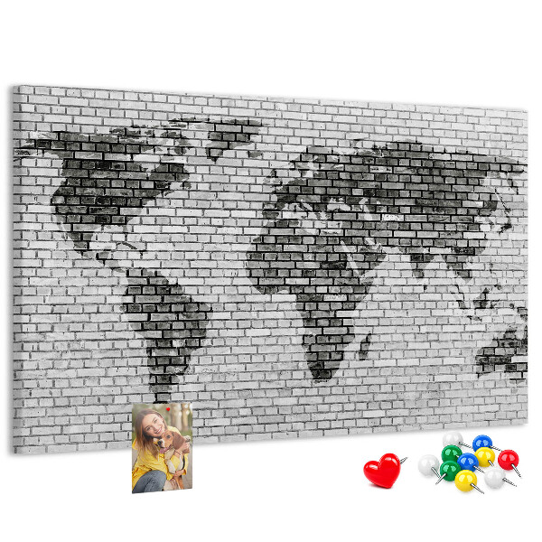 Pizarra de corcho mapamundi sobre fondo de pared de ladrillos