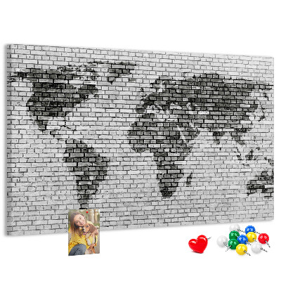 Pizarra de corcho mapamundi sobre fondo de pared de ladrillos