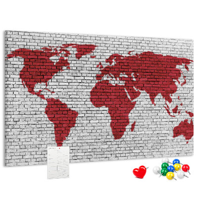 Tablero de corcho decorativo con diseño de contorno rojo del mundo sobre pared de ladrillos