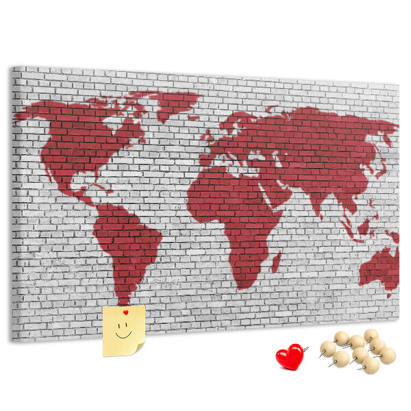 Tablero de corcho decorativo con diseño de contorno rojo del mundo sobre pared de ladrillos
