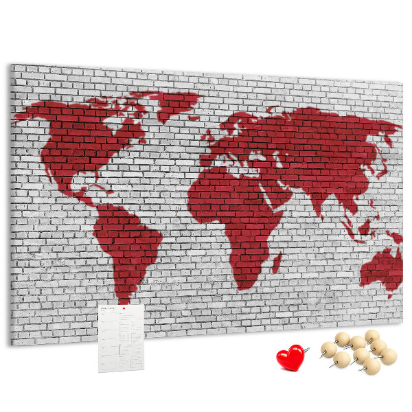 Tablero de corcho decorativo con diseño de contorno rojo del mundo sobre pared de ladrillos