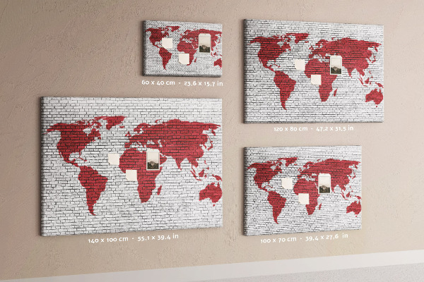 Tablero de corcho decorativo con diseño de contorno rojo del mundo sobre pared de ladrillos
