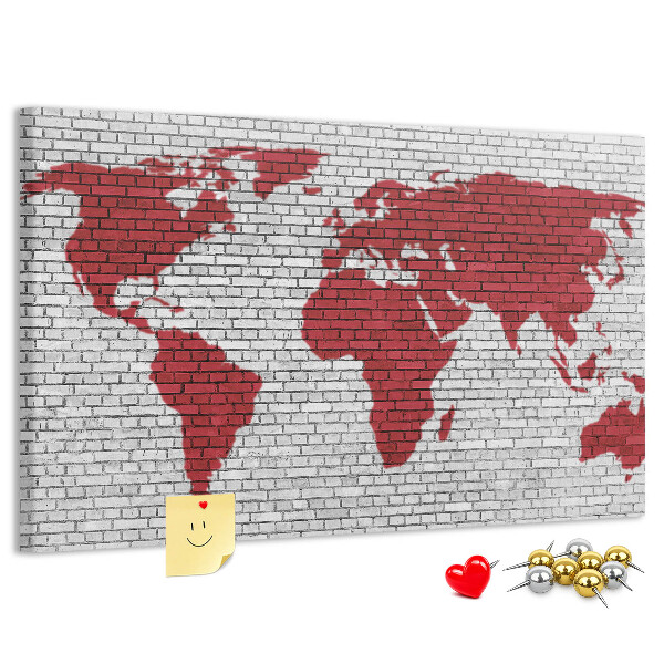 Tablero de corcho decorativo con diseño de contorno rojo del mundo sobre pared de ladrillos