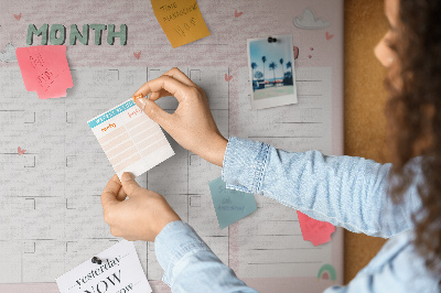 Tablero de anuncios con diseño de calendario rosa, nubes y corazones
