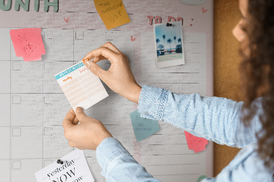 Tablero de anuncios con diseño de calendario rosa, nubes y corazones
