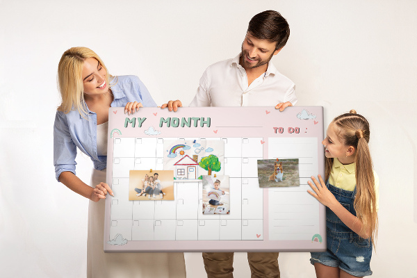Tablero de anuncios con diseño de calendario rosa, nubes y corazones