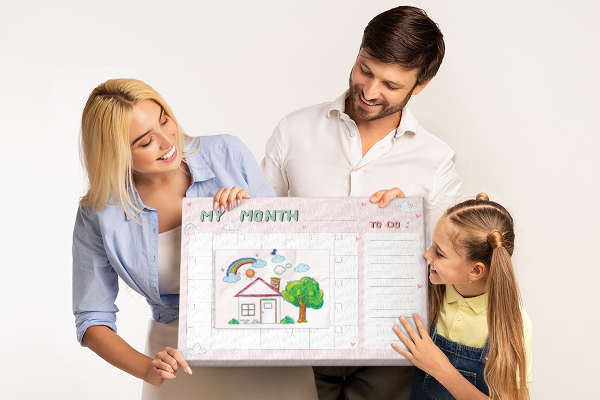 Tablero de anuncios con diseño de calendario rosa, nubes y corazones