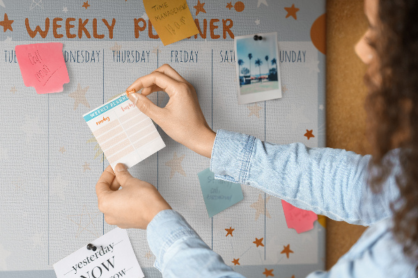 Tablero de anuncios horario semanal cósmico con diseño de estrellas