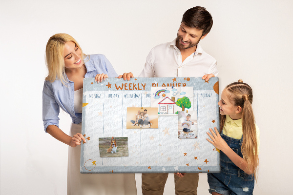 Tablero de anuncios horario semanal cósmico con diseño de estrellas