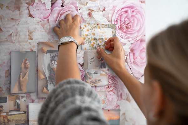 Pizarra de corcho con estampado floral en tonos rosas