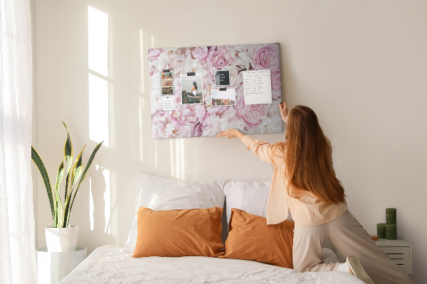 Pizarra de corcho con estampado floral en tonos rosas