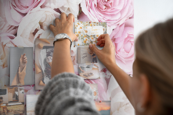 Pizarra de corcho con estampado floral en tonos rosas
