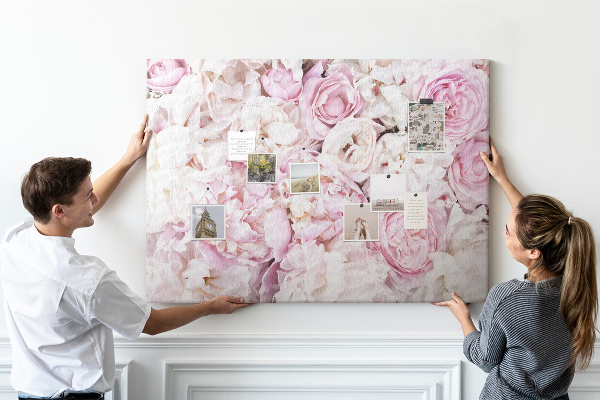 Pizarra de corcho con estampado floral en tonos rosas