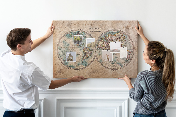 Tablero de corcho decorativo mapa del mundo antiguo con contornos de colores