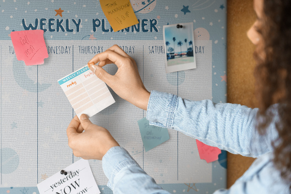 Tablero de anuncios con diseño de agenda semanal futurista