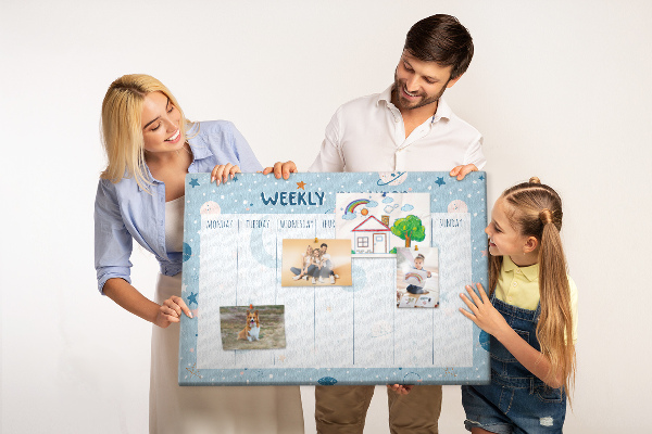 Tablero de anuncios con diseño de agenda semanal futurista