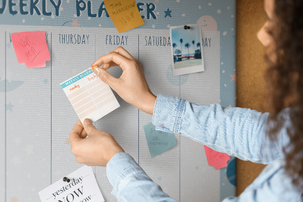 Tablero de anuncios con diseño de agenda semanal futurista
