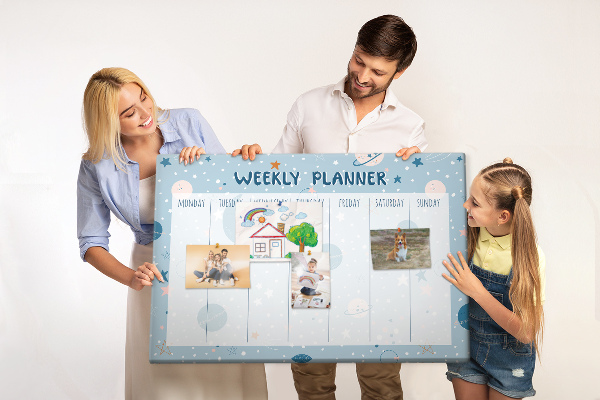 Tablero de anuncios con diseño de agenda semanal futurista