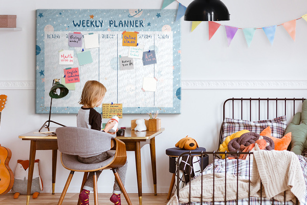 Tablero de anuncios con diseño de agenda semanal futurista