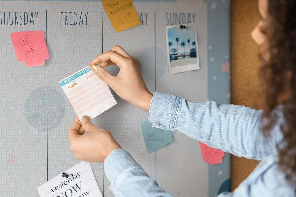 Tablero de anuncios con diseño de agenda semanal futurista