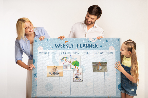Tablero de anuncios con diseño de agenda semanal futurista
