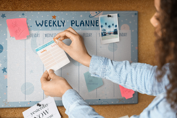 Tablero de anuncios con diseño de agenda semanal futurista