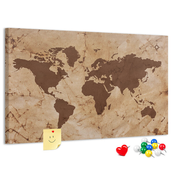 Pizarra de corcho con mapa del mundo antiguo sobre fondo marrón