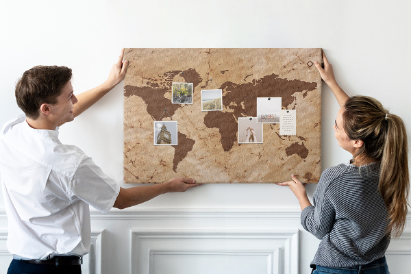 Pizarra de corcho con mapa del mundo antiguo sobre fondo marrón