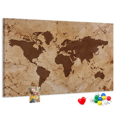 Pizarra de corcho con mapa del mundo antiguo sobre fondo marrón