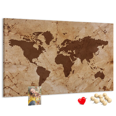 Pizarra de corcho con mapa del mundo antiguo sobre fondo marrón