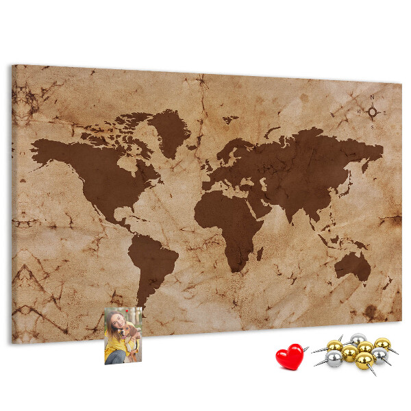 Pizarra de corcho con mapa del mundo antiguo sobre fondo marrón