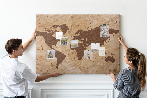 Pizarra de corcho con mapa del mundo antiguo sobre fondo marrón
