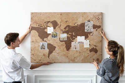 Pizarra de corcho con mapa del mundo antiguo sobre fondo marrón