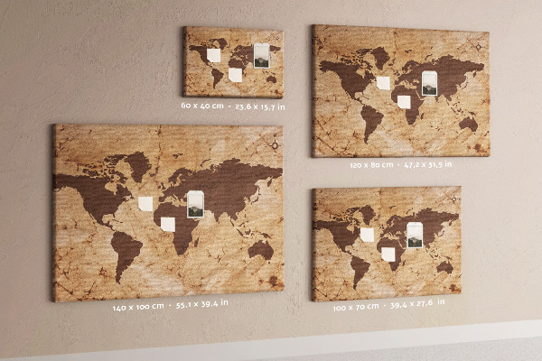 Pizarra de corcho con mapa del mundo antiguo sobre fondo marrón