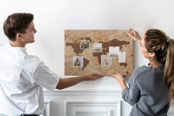 Pizarra de corcho con mapa del mundo antiguo sobre fondo marrón