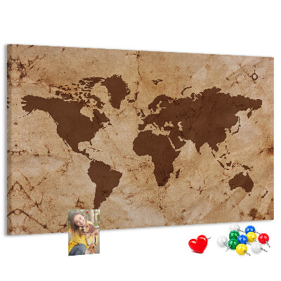 Pizarra de corcho con mapa del mundo antiguo sobre fondo marrón