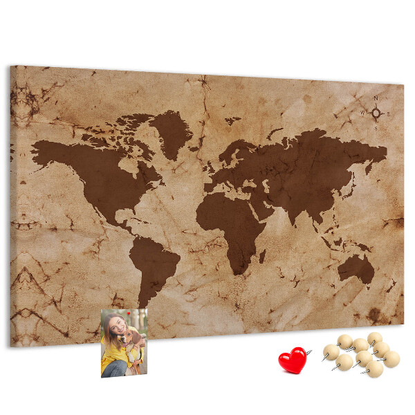 Pizarra de corcho con mapa del mundo antiguo sobre fondo marrón