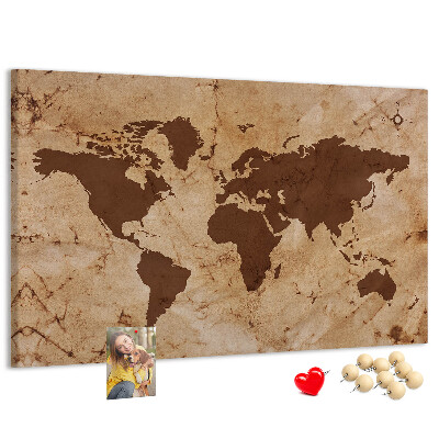 Pizarra de corcho con mapa del mundo antiguo sobre fondo marrón