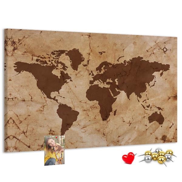 Pizarra de corcho con mapa del mundo antiguo sobre fondo marrón