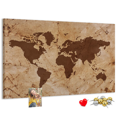 Pizarra de corcho con mapa del mundo antiguo sobre fondo marrón