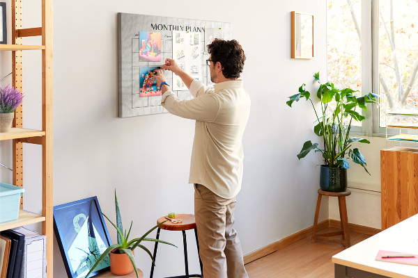 Tablero de corcho decorado agenda mensual con diseño minimalista