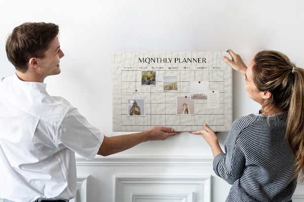Tablero de corcho decorado agenda mensual con diseño minimalista