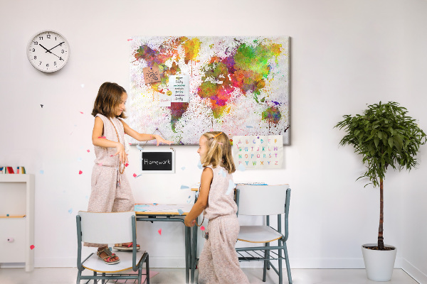 Tablero de anuncios diseño de mundo colorido con salpicaduras de pintura