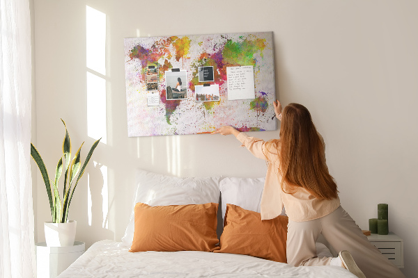 Tablero de anuncios diseño de mundo colorido con salpicaduras de pintura