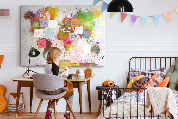 Tablero de anuncios diseño de mundo colorido con salpicaduras de pintura