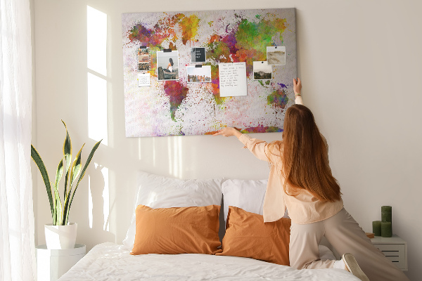 Tablero de anuncios diseño de mundo colorido con salpicaduras de pintura