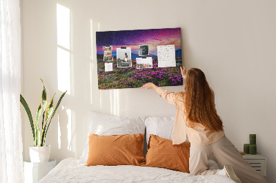 Pizarra de corcho con diseño de paisaje montañoso al atardecer